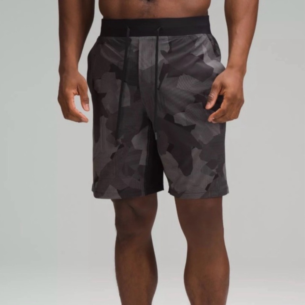LULULEMON | T.H.E. Linerless Short 9" in Black/Grey Geometric Camo, Size XXL
